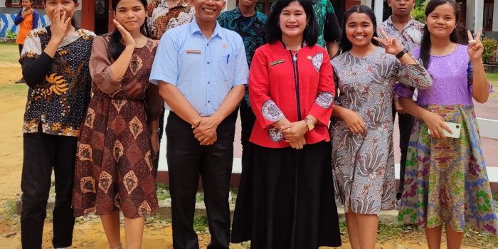 Keterangan Foto :  Kacabdis Wilayah X Elvrida Novianna Sinaga, S.Pd saat poto bersama Kepala sekolah SMA Negeri 1 Sosorgadonh dengan Siswa.