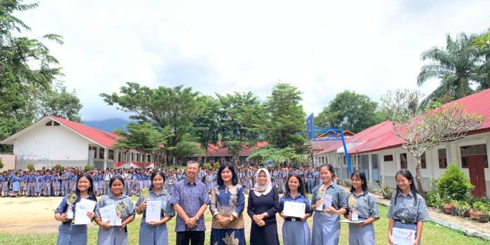 Keterangan Foto :  Kacabdis Wilayah X Elvrida Novianna Sinaga, S.Pd saat poto bersama Kepala sekolah SMA Negeri 1 Adam Dewi dengan Siswa.