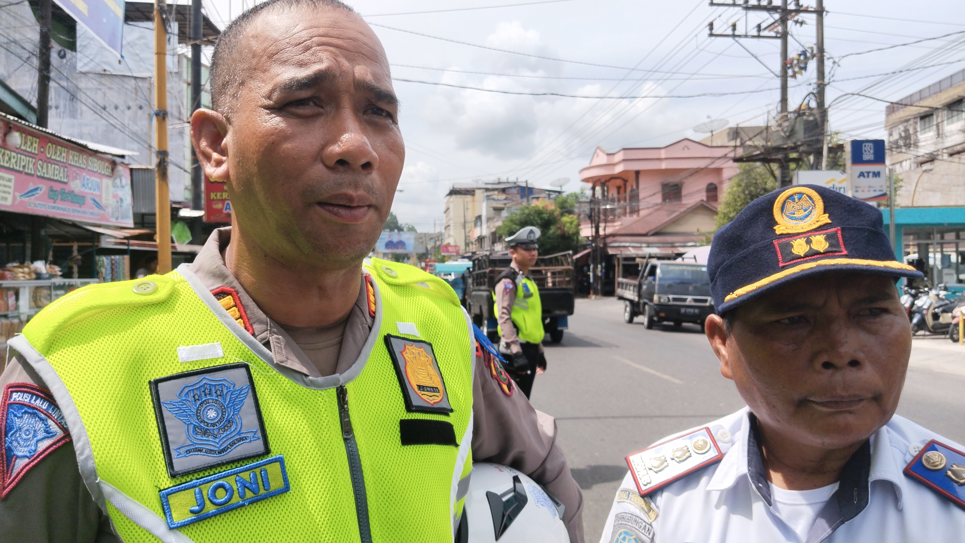 Kasat Lantas Polres Sibolga AKP M. Joni dan Kabid Lalin J. Sitinjak SE saat memberikan keterangan kepada awak media. 