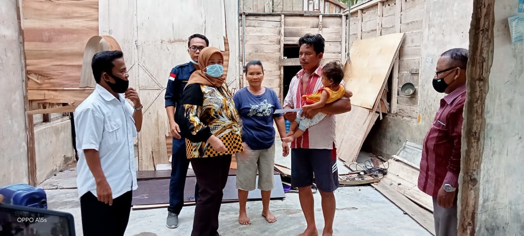 Keterangan Foto : Anggota DPR RI komisi VIII dari Partai NasDem Dra. Hj. Delmeria Sikumbang saat memberikan Tali asih kepada warga terkena musibah