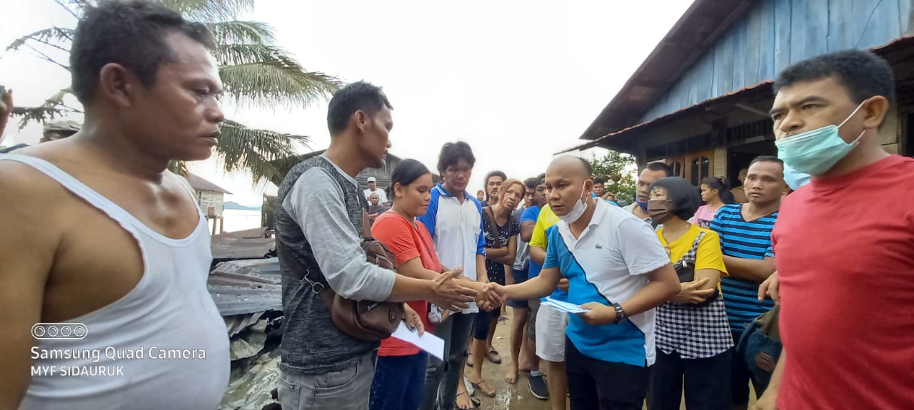 Aksi spontanitas dari Wakil Ketua DPRD Sumut Rahmansyah Sibarani langsung berikan bantuan kepada keluarga korban kebakaran
