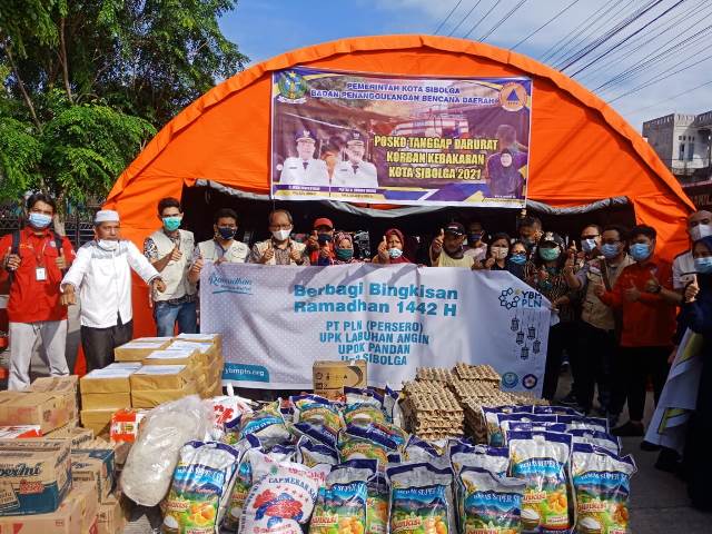 PLN UPDK Pandan, PLN UP3 Sibolga, PLTU Labuan Angin dan Persatuan Ibu Karyawan Karyawati (PIKK) PTLU Labuan Angin, menyalurkan bantuannya
