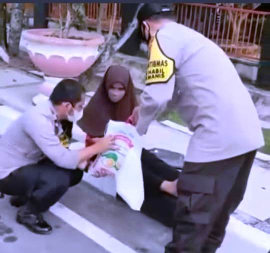 Aipda Hadi Sitanggang Saat Memberikan Bantuan Kepada Warga
